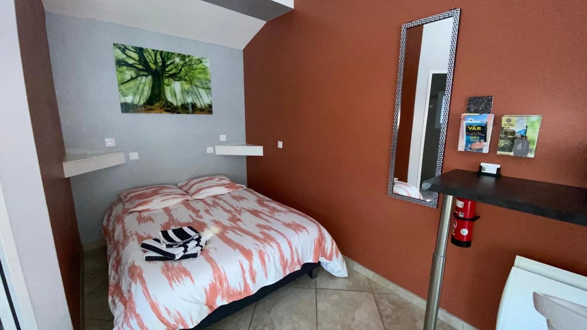 Dependance Individuelle Apartment Nans-les-Pins France